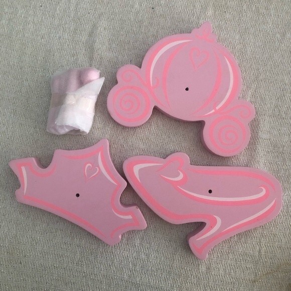 Disney Cinderella NWOT Tiara Glass Slipper Pumpkin Ball Carriage Wall Pegs Set - Picture 2 of 5